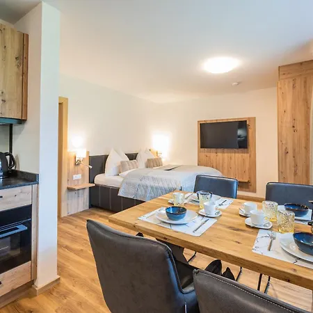 By Hofer - Ski-in Ski-out Апарт-готель Капрун